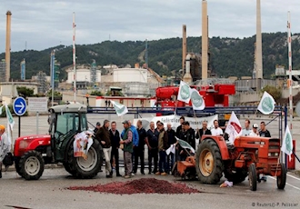 French farmers picket Total refineries